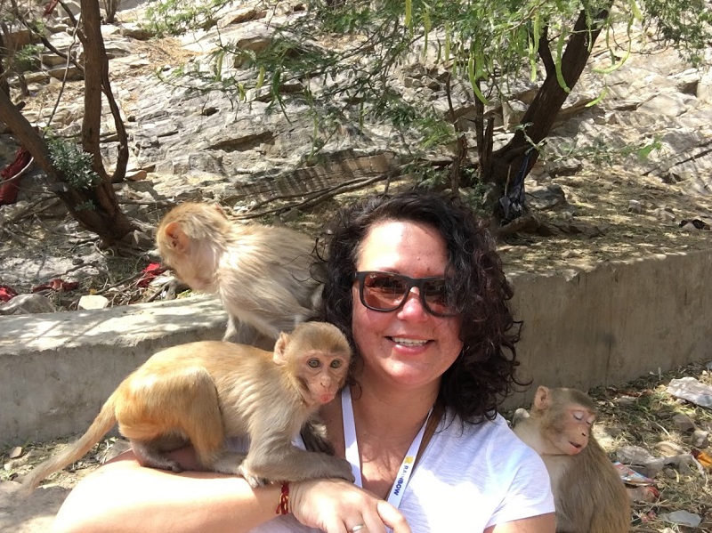 Doradca Biura Podróży Happy Travel z małpkami